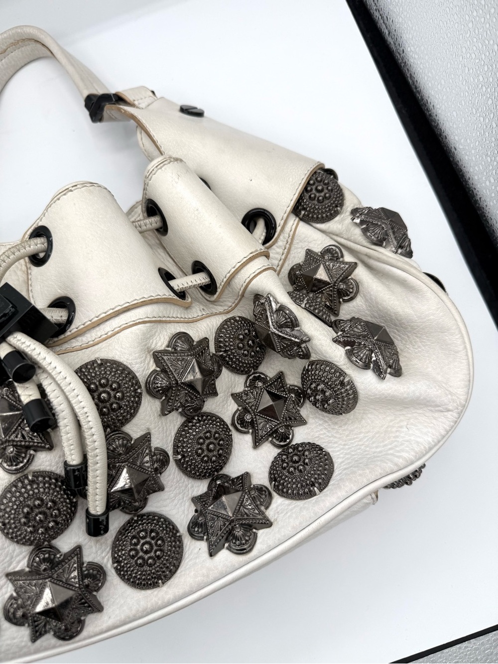 Burberry White Leather Studded Warrior Bag - Picture 3 of 14